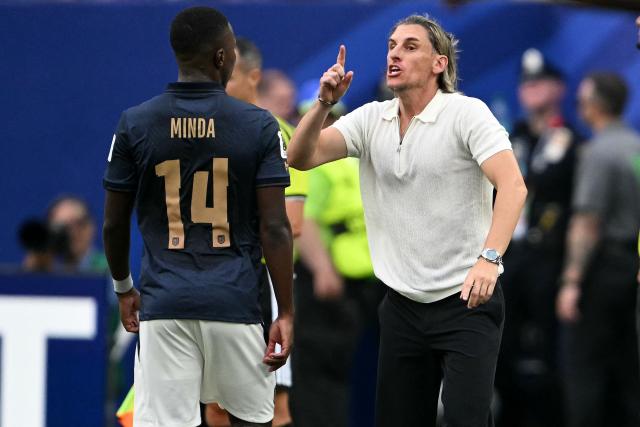 Ecuador's Argentine head coach Sebastian Beccacece gestures past midfielder #14 Alan Minda during the 2026 World Cup Group E football match between Ivory Coast and Ecuador at the Philadelphia Stadium in Philadelphia on June 14, 2026.  (Photo by MAURO PIMENTEL / AFP)