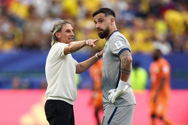 Ecuador's Argentine head coach Sebastian Beccacece (L) speaks to goalkeeper #01 Hernan Galindez during the 2026 World Cup Group E football match between Ivory Coast and Ecuador at the Philadelphia Stadium in Philadelphia on June 14, 2026.  (Photo by CHARLY TRIBALLEAU / AFP)