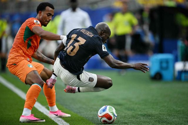 Ivory Coast's defender #17 Guela Doue (L) fouls Ecuador's forward #13 Enner Valencia during the 2026 World Cup Group E football match between Ivory Coast and Ecuador at the Philadelphia Stadium in Philadelphia on June 14, 2026.  (Photo by MAURO PIMENTEL / AFP)