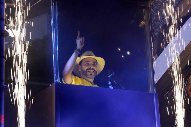 Colombia's presidential candidate Abelardo de la Espriella of the Salvadores de la Patria movement gestures as he speaks to supporters behind a bulletproof glass during his closing  campaign rally in Buga, Valle del Cauca department, Colombia on June 14, 2026. Colombia will hold the runoff presidential election on June 21. (Photo by JOAQUIN SARMIENTO / AFP)