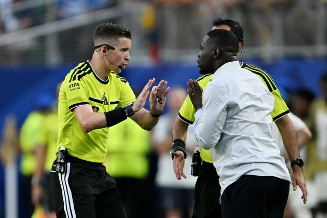 French referee Francois Letexier speaks to Ivory Coast's head coach Emerse Fae during the 2026 World Cup Group E football match between Ivory Coast and Ecuador at the Philadelphia Stadium in Philadelphia on June 14, 2026.  (Photo by MAURO PIMENTEL / AFP)
