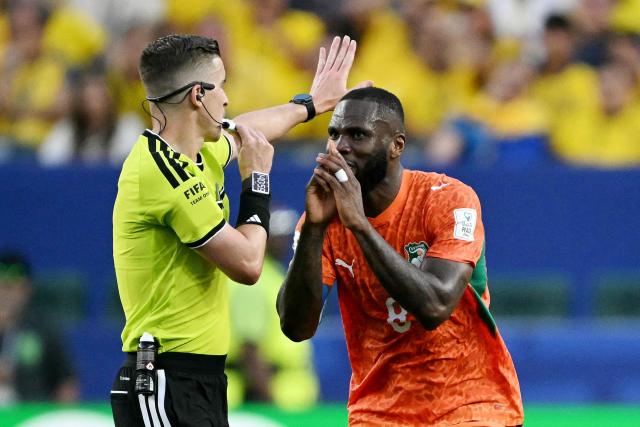 French referee Francois Letexier gestures past Ivory Coast's midfielder #08 Franck Kessie during the 2026 World Cup Group E football match between Ivory Coast and Ecuador at the Philadelphia Stadium in Philadelphia on June 14, 2026.  (Photo by MAURO PIMENTEL / AFP)