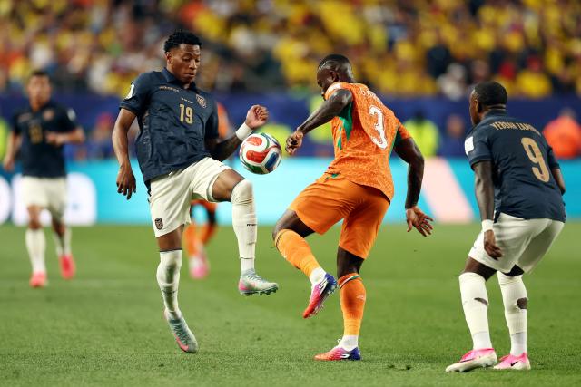 Ecuador's midfielder #19 Gonzalo Plata and Ivory Coast's defender #03 Ghislain Konan fight for the ball during the 2026 World Cup Group E football match between Ivory Coast and Ecuador at the Philadelphia Stadium in Philadelphia on June 14, 2026.  (Photo by CHARLY TRIBALLEAU / AFP)