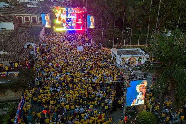 Aerial view of Colombia's presidential candidate Abelardo de la Espriella (C), of the Salvadores de la Patria movement, speaking to supporters behind a bulletproof glass during his closing campaign rally in Buga, Valle del Cauca department, Colombia on June 14, 2026. Colombia will hold the runoff presidential election on June 21. (Photo by Joaquin SARMIENTO / AFP)
