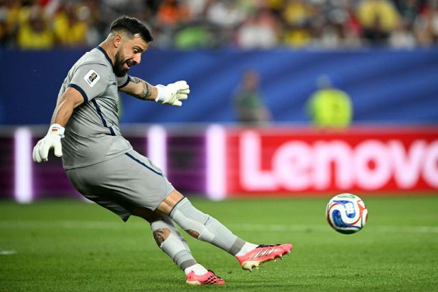 Ecuador's goalkeeper #01 Hernan Galindez kicks the ball during the 2026 World Cup Group E football match between Ivory Coast and Ecuador at the Philadelphia Stadium in Philadelphia on June 14, 2026.  (Photo by MAURO PIMENTEL / AFP)
