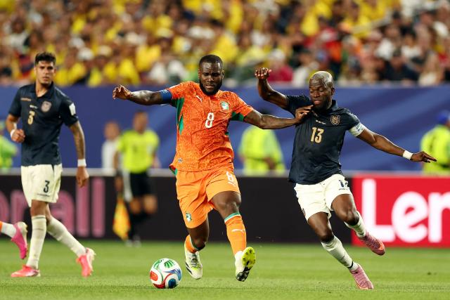 Ivory Coast's midfielder #08 Franck Kessie and Ecuador's forward #13 Enner Valencia fight for the ball during the 2026 World Cup Group E football match between Ivory Coast and Ecuador at the Philadelphia Stadium in Philadelphia on June 14, 2026.  (Photo by CHARLY TRIBALLEAU / AFP)