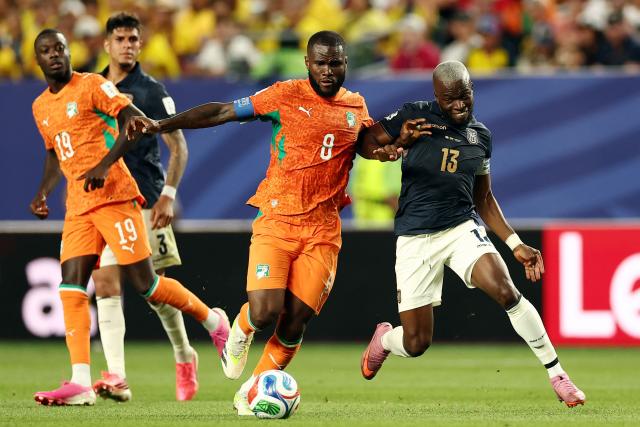 Ivory Coast's midfielder #08 Franck Kessie and Ecuador's forward #13 Enner Valencia fight for the ball during the 2026 World Cup Group E football match between Ivory Coast and Ecuador at the Philadelphia Stadium in Philadelphia on June 14, 2026.  (Photo by CHARLY TRIBALLEAU / AFP)
