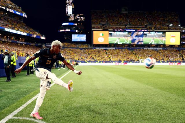 Ecuador's forward #20 Nilson Angulo takes a corner kick during the 2026 World Cup Group E football match between Ivory Coast and Ecuador at the Philadelphia Stadium in Philadelphia on June 14, 2026.  (Photo by CHARLY TRIBALLEAU / AFP)