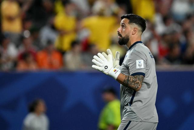 Ecuador's goalkeeper #01 Hernan Galindez gestures during the 2026 World Cup Group E football match between Ivory Coast and Ecuador at the Philadelphia Stadium in Philadelphia on June 14, 2026.  (Photo by MAURO PIMENTEL / AFP)