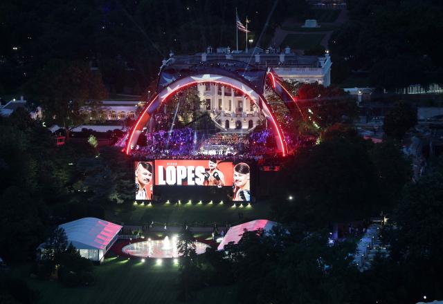 The UFC Freedom 250 fight on the South Lawn of the White House and Fan Fest on The Ellipse are seen from the top of the Washington Monument on June 14, 2026 in Washington, DC. (Photo by Win McNamee / POOL / AFP)