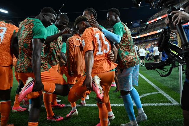 Ivory Coast's forward #15 Amad Diallo celebrates with teammates after scoring his team's first goal during the 2026 World Cup Group E football match between Ivory Coast and Ecuador at the Philadelphia Stadium in Philadelphia on June 14, 2026.  (Photo by MAURO PIMENTEL / AFP)