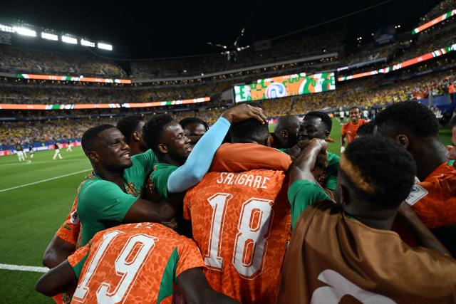Ivory Coast's forward #15 Amad Diallo (unseen) celebrates with teammates after scoring his team's first goal during the 2026 World Cup Group E football match between Ivory Coast and Ecuador at the Philadelphia Stadium in Philadelphia on June 14, 2026.  (Photo by MAURO PIMENTEL / AFP)
