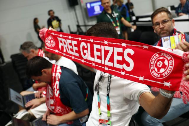 French journalists show their support for jailed French journalist Christophe Gleizes ahead of a MD-1 press conference at the New York/New Jersey Stadium in East Rutherford on June 15, 2026, on the eve of the 2026 World Cup Group I football match between France and Senegal. (Photo by FRANCK FIFE / AFP)