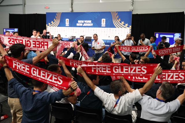 French journalists show their support for jailed French journalist Christophe Gleizes ahead of a MD-1 press conference at the New York/New Jersey Stadium in East Rutherford on June 15, 2026, on the eve of the 2026 World Cup Group I football match between France and Senegal. (Photo by FRANCK FIFE / AFP)
