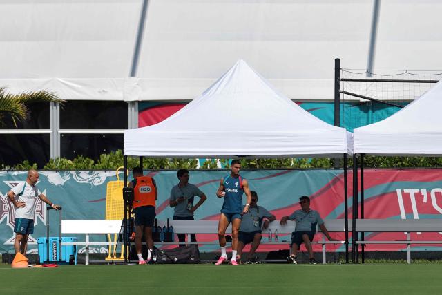 Portugal's forward #07 Cristiano Ronaldo (C) gets readu tp take part in a training session during the 2026 World Cup football tournament at Gardens North County District Park in Palm Beach Gardens, Florida on June 15, 2026. (Photo by PATRICIA DE MELO MOREIRA / AFP)