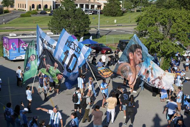 Argentina supporters  take part in a "banderazo" flag-waving gathering outside "Los Hornos" restaurant that caters Argentinian barbecue specialties, near Kansas City, Missouri, United States on June 14, 2026, ahead of the 2026 World Cup football match between Argentina and Algeria. (Photo by JUAN MABROMATA / AFP)