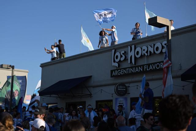 Argentina supporters  take part in a "banderazo" flag-waving gathering outside "Los Hornos" restaurant that caters Argentinian barbecue specialties, near Kansas City, Missouri, United States on June 14, 2026, ahead of the 2026 World Cup football match between Argentina and Algeria. (Photo by JUAN MABROMATA / AFP)
