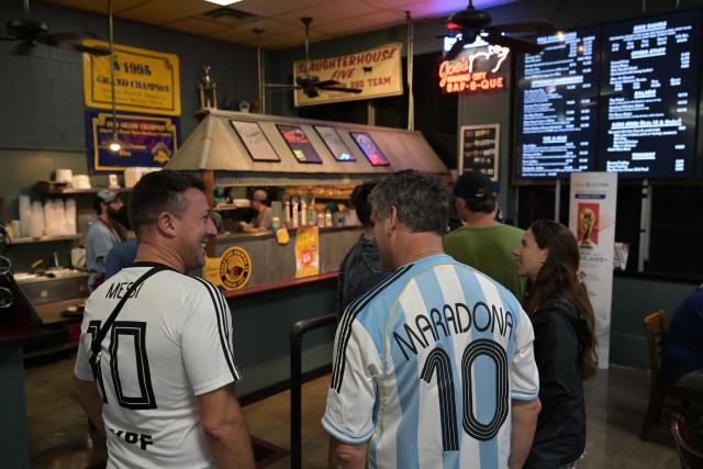 Argentina supporters queue to order at Joe's Kansas City  BAR-B-QUE barbecue restaurant in Kansas City, Missouri, United States on June 14, 2026, ahead of the 2026 World Cup football match between Argentina and Algeria. (Photo by JUAN MABROMATA / AFP)
