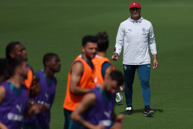 Portugal's Spanish head coach Roberto Martinez (R) leads his team's training session during the 2026 World Cup football tournament at Gardens North County District Park in Palm Beach Gardens, Florida on June 15, 2026. (Photo by PATRICIA DE MELO MOREIRA / AFP)