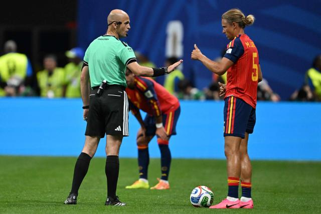 Jordanian referee Adham Makhadmeh (L) speaks with Spain's midfielder #05 Marcos Llorente (R) during the 2026 World Cup Group H football match between Spain and Cape Verde at the Atlanta Stadium in Atlanta on June 15, 2026.  (Photo by Roberto SCHMIDT / AFP)