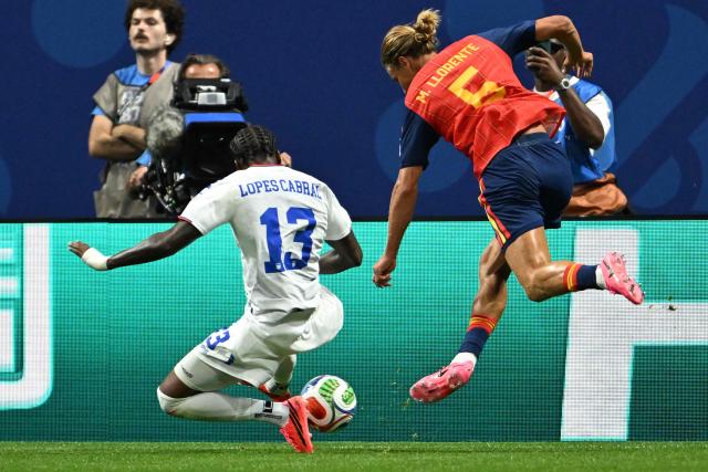 Cape Verde's defender #13 Sidney Lopes Cabral (L) and Spain's midfielder #05 Marcos Llorente (R) fight for the ball during the 2026 World Cup Group H football match between Spain and Cape Verde at the Atlanta Stadium in Atlanta on June 15, 2026.  (Photo by Roberto SCHMIDT / AFP)