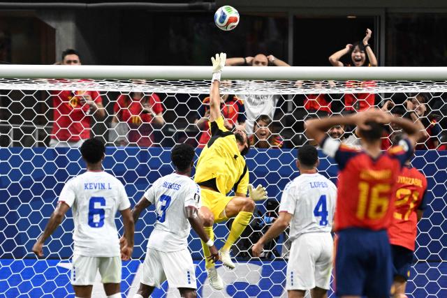 TOPSHOT - Cape Verde's goalkeeper #01 Vozinha (C) makes a save during the 2026 World Cup Group H football match between Spain and Cape Verde at the Atlanta Stadium in Atlanta on June 15, 2026.  (Photo by Roberto SCHMIDT / AFP)