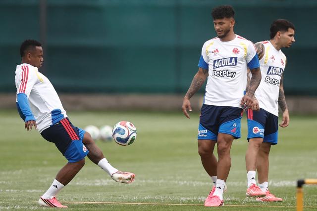 Jhon Colombia's midfielder #11 Jhon Arias (L) and Colombia's defender #02 Daniel Munoz take part in a training session at Academia Atlas FC in Guadalajara, Mexico, on June 15, 2026, during the 2026 World Cup football tournament. (Photo by Ulises RUIZ / AFP)