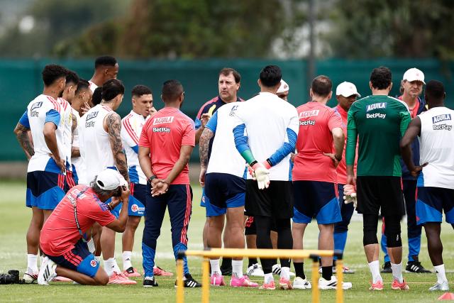 Colombia's Argentine head coach Nestor Lorenzo (C) speaks to this players during the training session at Academia Atlas FC in Guadalajara, Mexico, on June 15, 2026, during the 2026 World Cup football tournament. (Photo by Ulises RUIZ / AFP)