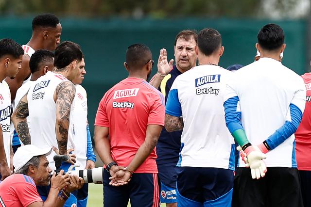 Colombia's Argentine head coach Nestor Lorenzo (C) speaks to this players during the training session at Academia Atlas FC in Guadalajara, Mexico, on June 15, 2026, during the 2026 World Cup football tournament. (Photo by Ulises RUIZ / AFP)