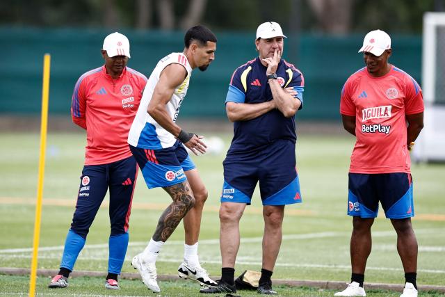 Colombia's Argentine head coach Nestor Lorenzo (2nd R) watches as Colombia's defender #02 Daniel Munoz (2nd L) takes part in  training session at Academia Atlas FC in Guadalajara, Mexico, on June 15, 2026, during the 2026 World Cup football tournament. (Photo by Ulises RUIZ / AFP)