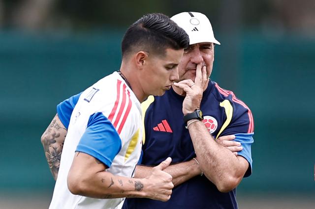 Colombia's Argentine head coach Nestor Lorenzo (R) watches as Colombia's midfielder #10 James Rodriguez (L) takes part in a training session at Academia Atlas FC in Guadalajara, Mexico, on June 15, 2026, during the 2026 World Cup football tournament. (Photo by Ulises RUIZ / AFP)