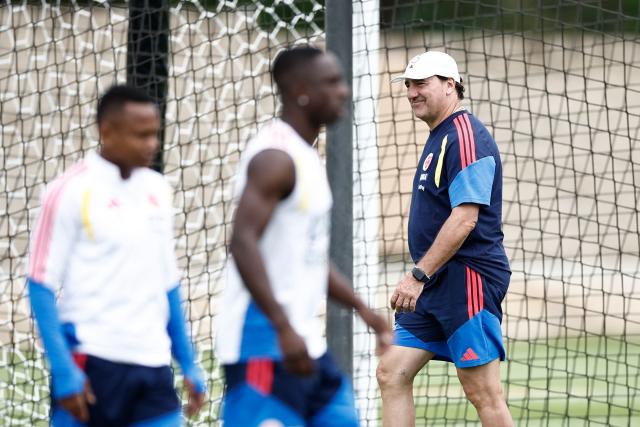 Colombia's Argentine head coach Nestor Lorenzo (R) leads a  training session at Academia Atlas FC in Guadalajara, Mexico, on June 15, 2026, during the 2026 World Cup football tournament. (Photo by Ulises RUIZ / AFP)