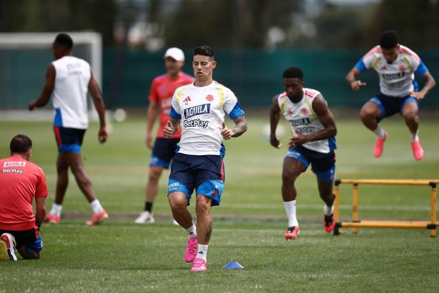 Colombia's midfielder #10 James Rodriguez (C) takes part in a training session at Academia Atlas FC in Guadalajara, Mexico, on June 15, 2026, during the 2026 World Cup football tournament. (Photo by Ulises RUIZ / AFP)