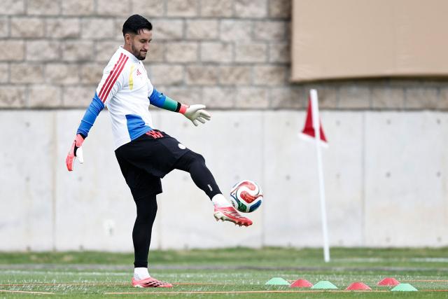 Colombia's goalkeeper #12 Camilo Vargas takes part in a training session at Academia Atlas FC in Guadalajara, Mexico, on June 15, 2026, during the 2026 World Cup football tournament. (Photo by Ulises RUIZ / AFP)