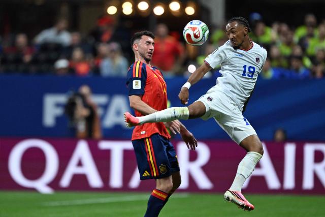 TOPSHOT - Spain's defender #14 Aymeric Laporte (L) and Cape Verde's forward #19 Dailon Livramento (R) fight for the ball during the 2026 World Cup Group H football match between Spain and Cape Verde at the Atlanta Stadium in Atlanta on June 15, 2026.  (Photo by Roberto SCHMIDT / AFP)