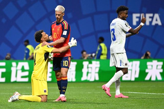 Cape Verde's goalkeeper #01 Vozinha (L) and Spain's forward #10 Dani Olmo (C) apologize after a contact during the 2026 World Cup Group H football match between Spain and Cape Verde at the Atlanta Stadium in Atlanta on June 15, 2026.  (Photo by ROBERTO SCHMIDT / AFP)