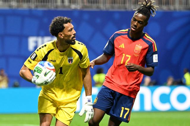 Cape Verde's goalkeeper #01 Vozinha (L) holds the ball in front of Spain's forward #17 Nico Williams (R) during the 2026 World Cup Group H football match between Spain and Cape Verde at the Atlanta Stadium in Atlanta on June 15, 2026.  (Photo by ROBERTO SCHMIDT / AFP)
