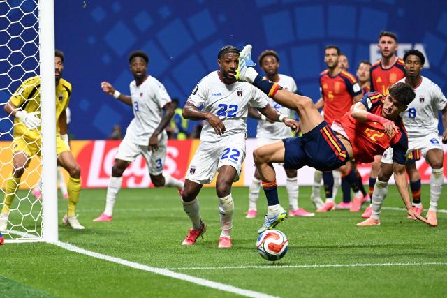 TOPSHOT - Spain's defender #22 Pau Cubarsi (R) misses the ball during the 2026 World Cup Group H football match between Spain and Cape Verde at the Atlanta Stadium in Atlanta on June 15, 2026.  (Photo by ROBERTO SCHMIDT / AFP)