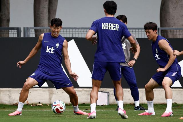South Korea's forward #07 Son Heung-min (L) takes part in a training session at Chivas Verde Valle in Guadalajara, Mexico, on June 15, 2026, during the 2026 World Cup football tournament. (Photo by Ulises RUIZ / AFP)