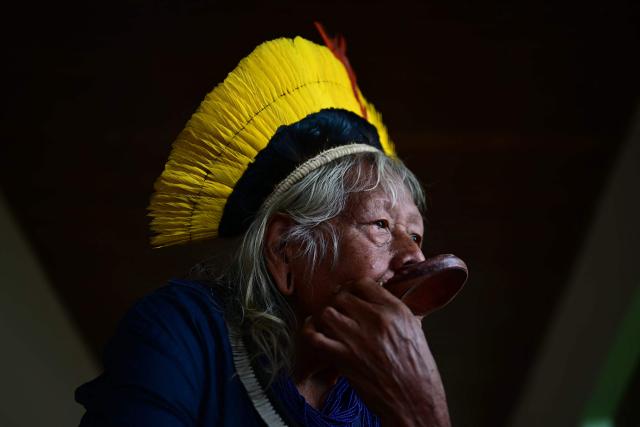 (FILES) Brazilian Indigenous leader of the Kayapo people Raoni Metuktire gestures during an interview to AFP at Raoni Institute in Peixoto de Azevedo in Mato Grosso state, Brazil, on March 19, 2025. Raoni Metuktire, one of the most emblematic defenders of the Amazon, was once again admitted to an intensive care unit after developing a “serious” health condition, his doctors reported on June 15, 2026. (Photo by Pablo PORCIUNCULA / AFP)