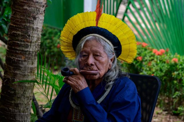 (FILES) Brazilian Indigenous leader of the Kayapo people Raoni Metuktire gestures during an interview to AFP at Raoni Institute in Peixoto de Azevedo in Mato Grosso state, Brazil, on March 19, 2025. Raoni Metuktire, one of the most emblematic defenders of the Amazon, was once again admitted to an intensive care unit after developing a “serious” health condition, his doctors reported on June 15, 2026. (Photo by Pablo PORCIUNCULA / AFP)