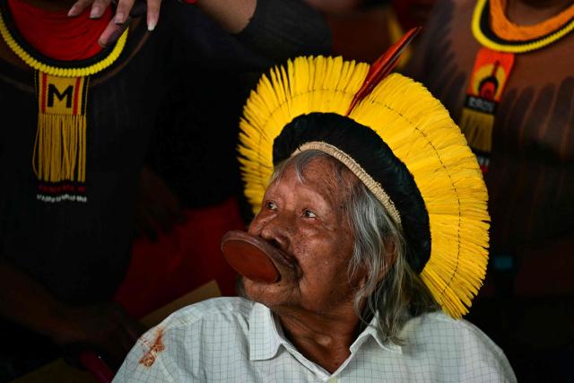 (FILES) Brazilian Kayapo Indigenous leader and environmentalist Chief Raoni takes part in a press conference during a protest boat trip in the sidelines of the COP30 UN Climate Change Conference in Belem, Para State, Brazil, on November 12, 2025. Raoni Metuktire, one of the most emblematic defenders of the Amazon, was once again admitted to an intensive care unit after developing a “serious” health condition, his doctors reported on June 15, 2026. (Photo by Pablo PORCIUNCULA / AFP)