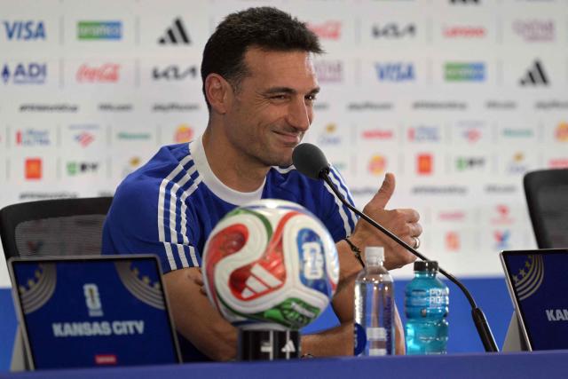 Argentina's head coach Lionel Scaloni gives an MD-1 press conference at the Kansas City Stadium in Kansas City on June 15, 2026, on the eve of the 2026 World Cup Group J football match between Argentina and Algeria.  (Photo by JUAN MABROMATA / AFP)