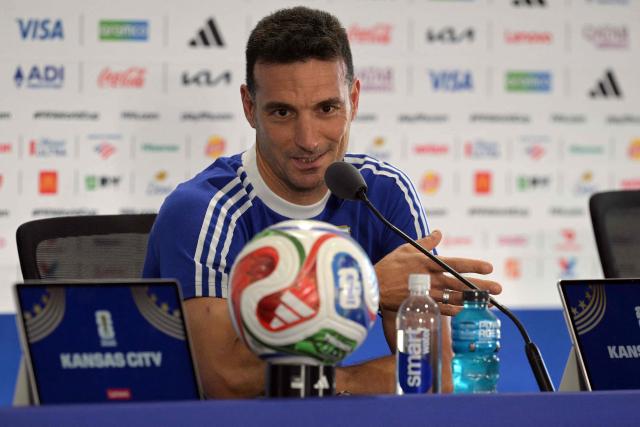 Argentina's head coach Lionel Scaloni gives an MD-1 press conference at the Kansas City Stadium in Kansas City on June 15, 2026, on the eve of the 2026 World Cup Group J football match between Argentina and Algeria.  (Photo by JUAN MABROMATA / AFP)