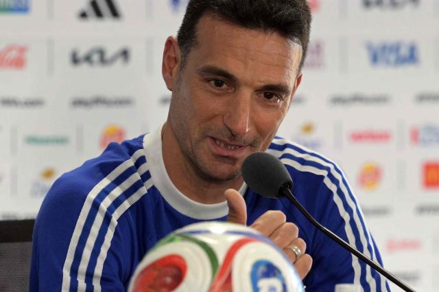 Argentina's head coach Lionel Scaloni gives an MD-1 press conference at the Kansas City Stadium in Kansas City on June 15, 2026, on the eve of the 2026 World Cup Group J football match between Argentina and Algeria.  (Photo by JUAN MABROMATA / AFP)