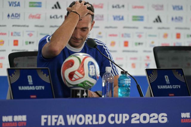 Argentina's head coach Lionel Scaloni gives an MD-1 press conference at the Kansas City Stadium in Kansas City on June 15, 2026, on the eve of the 2026 World Cup Group J football match between Argentina and Algeria.  (Photo by JUAN MABROMATA / AFP)