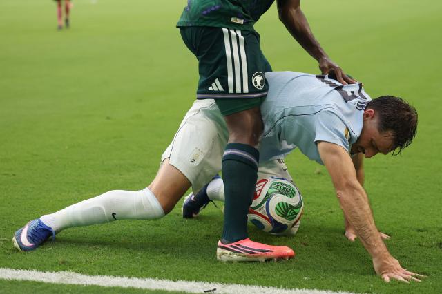 Saudi Arabia's defender #12 Saud Abdulhamid (top) and Uruguay's defender #17 Matias Vina fight for the ball during the 2026 World Cup Group H football match between Saudi Arabia and Uruguay at the Miami Stadium in Miami Gardens on June 15, 2026.  (Photo by PATRICIA DE MELO MOREIRA / AFP)