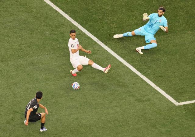 TOPSHOT - New Zealand's forward #11 Elijah Just scores his team's second goal past Iran's goalkeeper #01 Alireza Beiranvand during the 2026 World Cup Group G football match between Iran and New Zealand at Los Angeles Stadium in Inglewood on June 15, 2026.  (Photo by Etienne Laurent / AFP)