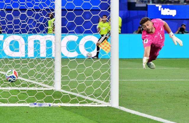 TOPSHOT - New Zealand's goalkeeper #01 Max Crocombe concedes Iran's second goal scored by midfielder #08 Mohammad Mohebbi (unseen) during the 2026 World Cup Group G football match between Iran and New Zealand at Los Angeles Stadium in Inglewood on June 15, 2026.  (Photo by Frederic J. Brown / AFP)