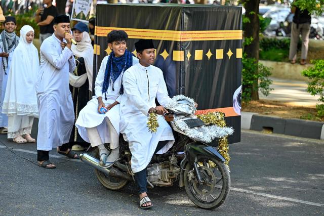 Students take part in a parade marking the Islamic new year with the month of Muharram in Banda Aceh on June 16, 2026. (Photo by CHAIDEER MAHYUDDIN / AFP)